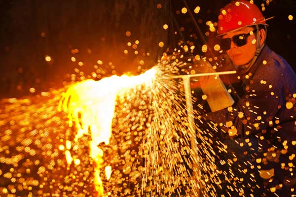 A worker at a steel mill in Luoyang, Central China's Henan province. (Photo/for China Daily)