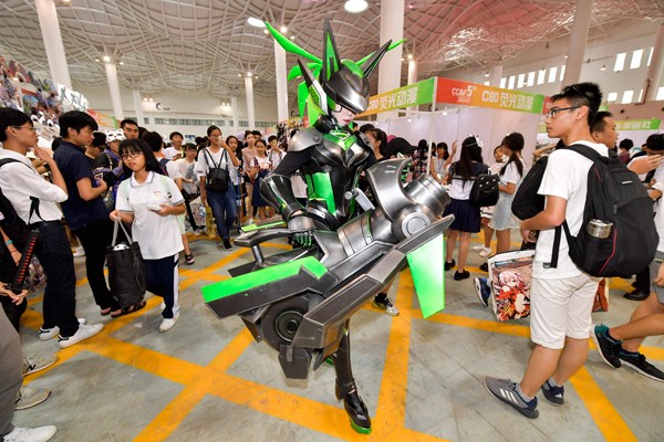 A cosplay fan dressed in armor appears at the 2017 ChinaJoy Cosplay & Animation Festival (Hainan) in Haikou, capital of Hainan province, on Oct 1, 2017. (Photo/China News Service)