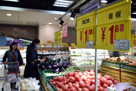 Local residents select vegetables at a supermarket in Yinchuan, capital of northwest China's Ningxia Hui Autonomous Region, Oct. 16, 2017. (Xinhua/Li Ran)