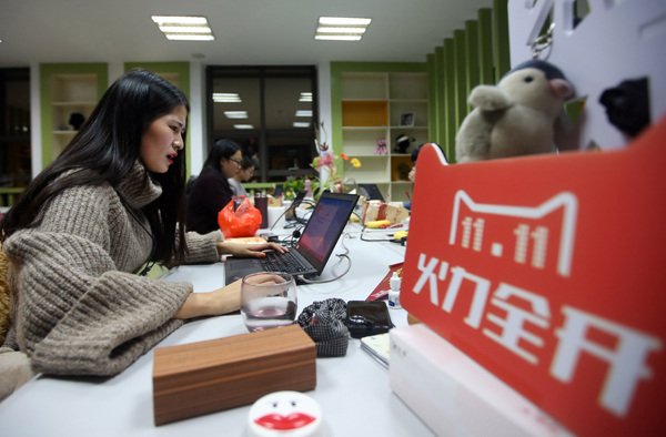 Customer service employees of an online store work to answer potential buyers' questions in Nantong, Jiangsu province. (Xu Peiqin / For China Daily)