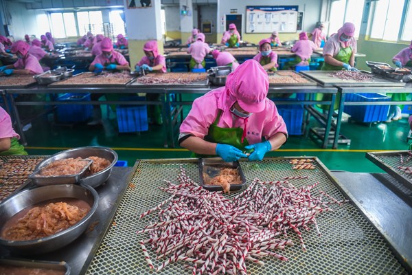 Pet food is produced at a factory in Pingyang county of Wenzhou, Zhejiang province. The pet-related industry has boomed in the county due to industrial upgrading and transformation. (Photo/Xinhua)