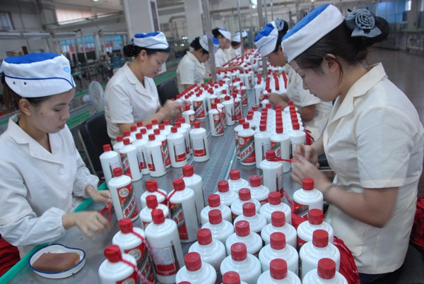 Employees package bottled Moutai liquor at Kweichow Moutai Co Ltd in Maotai town, Guizhou province. (Photo provided to China Daily)