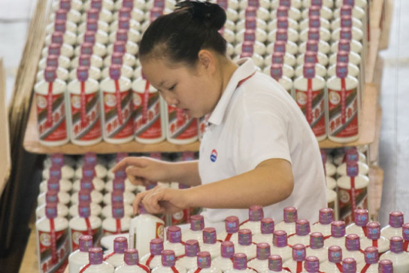 An employee packages Moutai liquor at Kweichow Moutai Co Ltd in Zunyi, Guizhou province. Photo/China Daily