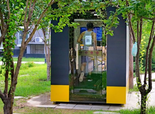 A man exercises in a compact Misspao gym booth in a residential community in Beijing. (Photo/China Daily)