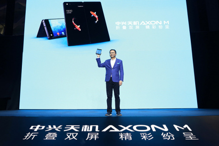 Cheng Lixin, CEO of ZTE Mobile Devices, showcases the company's latest smartphone, Axon M. (Photo provided to chinadaily.com.cn)