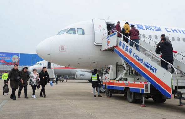 Passengers board a China Express Airlines flight to Chongqing from Fuyang airport in Anhui province on Jan 15 this year. Photo by Wang Biao/For China Daily
