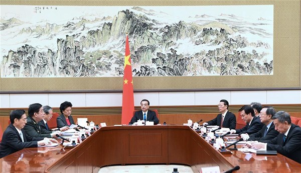 Chinese Premier Li Keqiang presides over the 8th plenary meeting of the State Council, which discussed a draft version of the government work report, in Beijing, capital of China, Jan. 22, 2018. (Xinhua/Rao Aimin)
