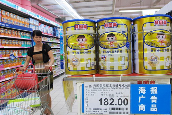 A customer picks infant formula products in a supermarket in Haikou, Hainan province. Last year, the infant milk formula market reached 118.9 billion yuan. (Photo by Hen Kang/For China Daily)