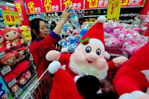 An employee puts toys onto a shelf at a Carrefour supermarket in Luoyang, Henan province. (Photo by Zhang Yixi/For China Daily)