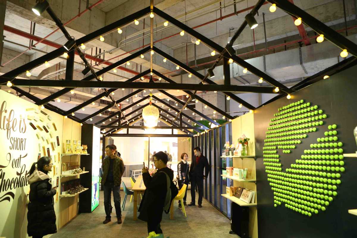 Customers pick food and beverage products at We Life, the first cashierless pop-up store opened by Tencent in Shanghai. (Provided to China Daily)