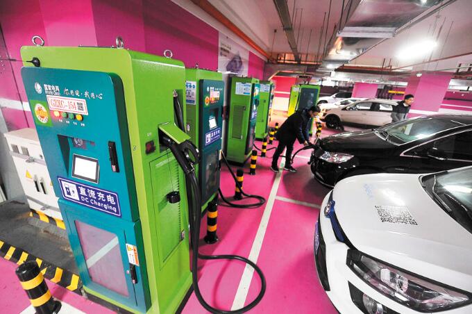 The so-called electric sports car, Tesla Model S, serves as a negative example with more excessive power consumption than fuel vehicles. (Photo provided to China Daily)