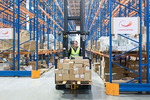 A worker moves goods at a warehouse of a Chinese e-commerce company in Russia. (Photo/Xinhua)