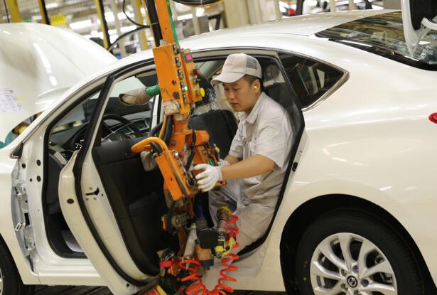 An employee works on the production line of Dongfeng Nissan Passenger Vehicle Co in Guangzhou, capital of Guangdong province. (Photo by He Jiajie/For China Daily)