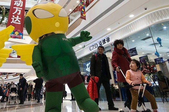 A cartoon figure mascot greets consumers inside a Wanda Plaza in Tianjin.(Photo provided to China Daily)