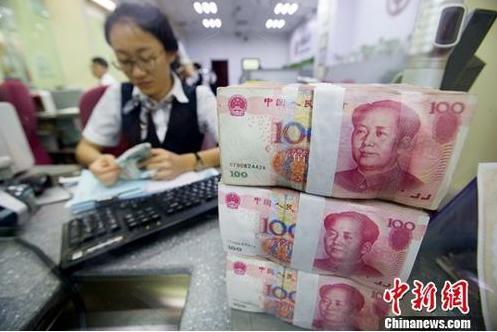 Picture shows staff working in Bank of China. (File Photo: China News Service/Zhang Yun)