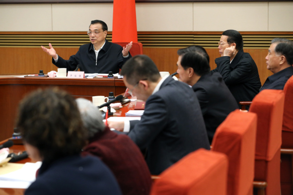 Premier Li Keqiang leads a meeting that solicited suggestions for the draft of this year's Government Work Report in Beijing on Wednesday. （WU ZHIYI/CHINA DAILY）