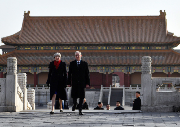British Prime Minister Theresa May and her husband, Philip May, visit the Palace Museum in Beijing on Thursday. Photo/Xinhua