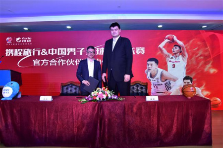 Chinese Basketball Association President Yao Ming (right) poses with Sun Bo, senior vice president of Ctrip Group. (Photo/shine.cn)