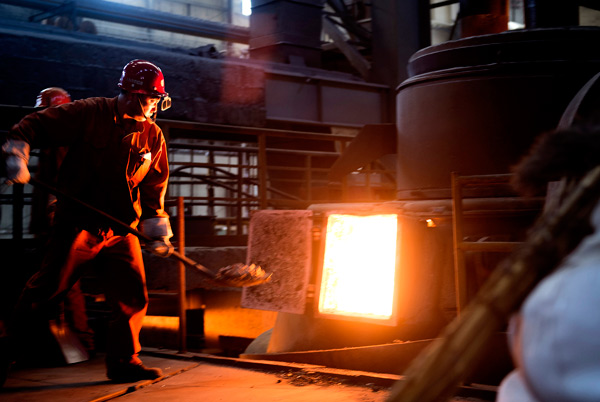 Workers at a steel plant in Luoyang, Henan province. (Photo by Huang Zhengwei/For China Daily)