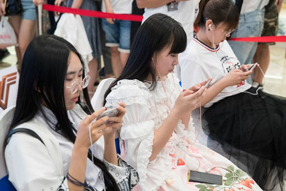 Women players vie for the 10,000 yuan prize money in a mobile games competition organized by a shopping mall in Taiyuan, capital of North China's Shanxi province. Most of China's mobile game players were born in the 1990s and 2000s.(Photo by Hu Yuanjia/for China Daily)