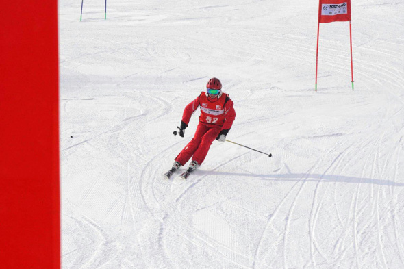 A contestant takes part in the 9th Advantage Austria Ski Race held in Vanke Lake Songhua Resort, Jilin city, Jilin province, on Feb 3, 2018. The event aimed to intensify the cooperation between China and Austria in the areas of winter sports and lifestyle. Photo provided to chinadaily.com.cn