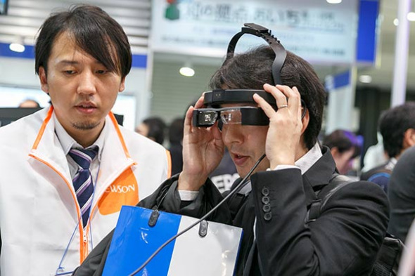 A visitor tries out Epson's smart eyewear, augmented reality or AR set Moverio Pro BT-2000, at the Wearable Expo in Tokyo. (Photo provided to China Daily)