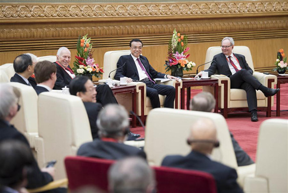 Chinese Premier Li Keqiang has a discussion with foreign experts working in China, in Beijing, capital of China, Feb. 5, 2018, prior to the Chinese Lunar New Year, which falls on Feb. 16 this year. (Xinhua/Li Tao)