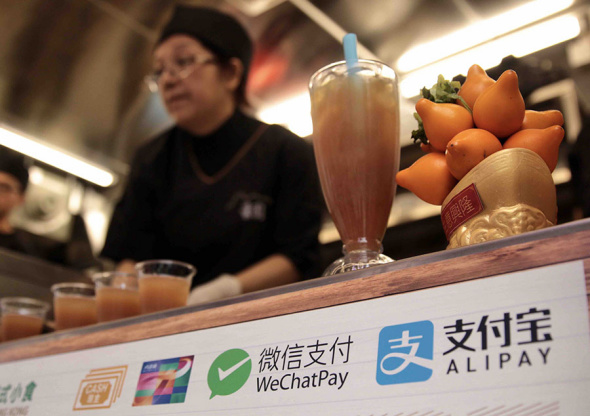 A street food vending cart in Hong Kong accepts Alipay, WeChat Pay, Octopus and other payment methods. (Photo/Xinhua)