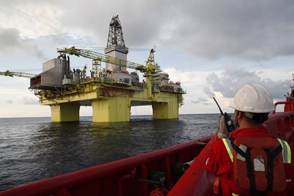 A technician from CNOOC oversees the operation of a drilling platform in South China Sea.Photo/Xinhua