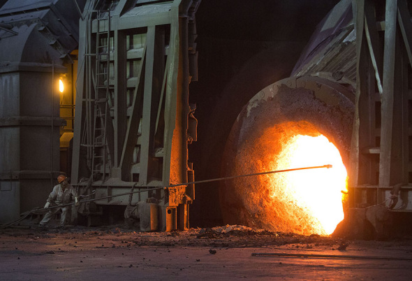 An employee moves molten iron at a furnace in a production area of Baowu Steel Group in Wuhan, capital of Hubei province. (Photo provided to China Daily)