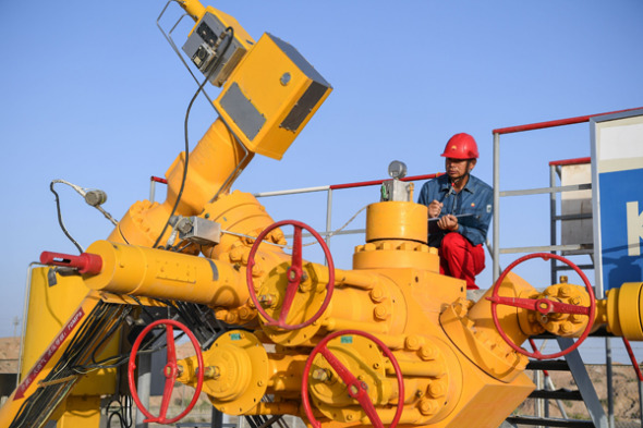 A CNPC employee collects data at Tarim oilfield in the Xinjiang Uygur autonomous region. (Photo/Xinhua)