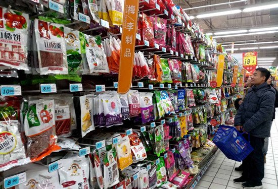 Consumers pick up food from a supermarket in Shanghai on Jan 30.(Photo/China Daily)