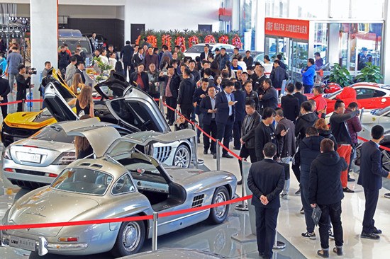 An exhibition of used and classic sports cars in Tianjin attracts throngs of visitors. (Photo by Tong Yu/China News Service)