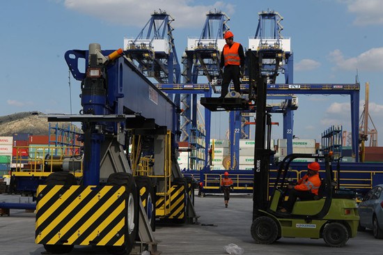 Employees work on gantry cranes at a container yard operated by China COSCO Shipping Corp Ltd at the port of Piraeus in Greece. The company is planning to take full advantage of the opportunities that are likely to arise from the Belt and Road Initiative. (Photo/Xinhua)