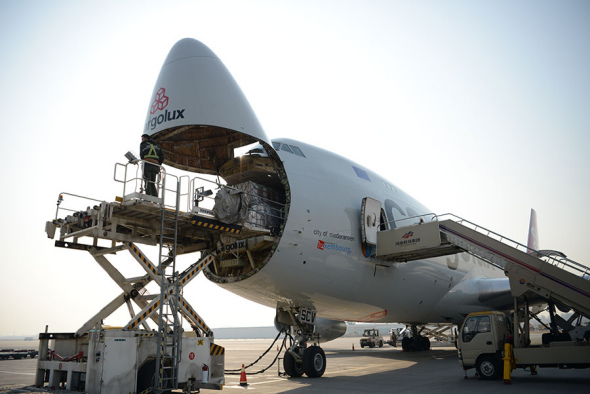 Cargo is unloaded from a charter flight of Cargolux Airlines International in Zhengzhou Airport, Henan province. (Photo provided to China Daily)