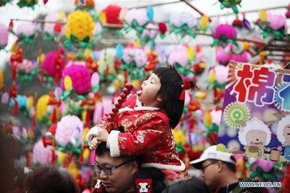 A child plays at the Confucius Temple in Nanjing, East China's Jiangsu province, Feb 16, 2018. Parents brought their children here to celebrate the Chinese Lunar New Year. (Photo/Xinhua)
