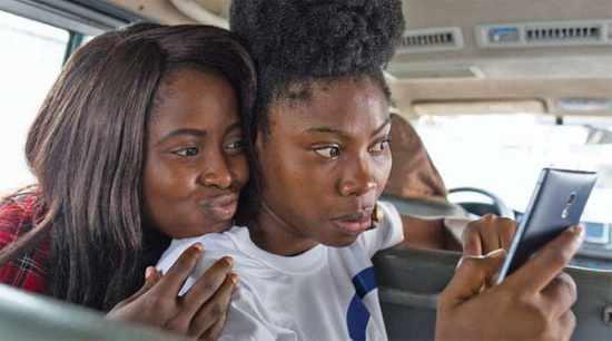 Two Nigerian women take a selfie with a Tecno smartphone made by Transsion Holdings, a Shenzhen-based manufacturer. （Photo provided to China Daily）