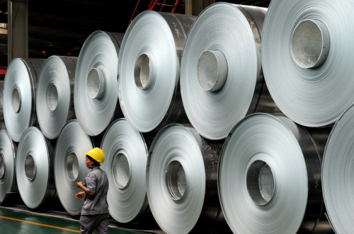 An employee works at an aluminum foil manufacturing plant in Zhengzhou, capital of Henan Province. (Photo/China Daily)