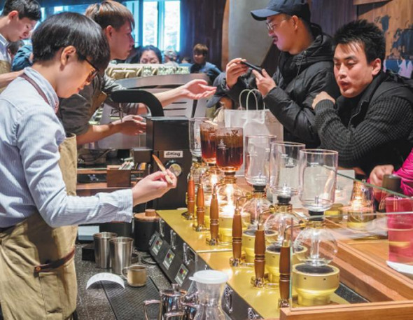 Baristas prepare customers' orders at Shanghai Roastery, Starbucks' first international roastery, on Dec 6, 2017. Photo by Wang Gang/For China Daily
