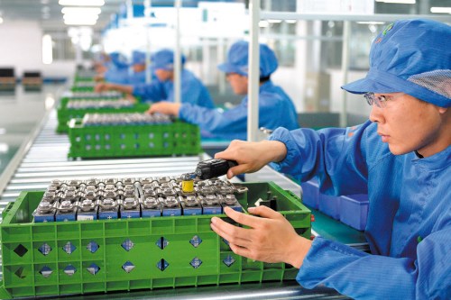 Workers assemble lithium-ion batteries at a production line in Liaoning Province. (Photo by Bai Tiejun/For China Daily)