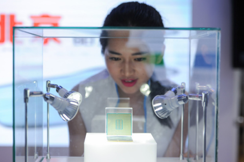 A visitor looks at a chip made by Guizhou Huaxintong Semiconductor Technology Co at a big data exhibition in Guiyang, capital of Guizhou Province. (Photo/China News Service)