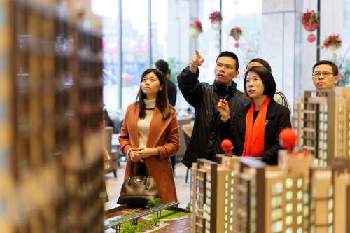 Homebuyers at a property exhibition in Dongguan, Guangdong Province. (Photo by An Dong/For China Daily)