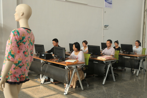 Employees of a clothing startup sell products online at an e-commerce incubator in Guangshan, Henan Province, in June. (SHENG PENG/FOR CHINA DAILY)