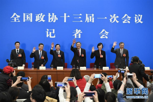 Yang Weimin (third right), a member of the 13th National Committee of the Chinese People's Political Consultative Conference, and Qian Yingyi (first right), a CPPCC National Committee member, greet the media at a news conference on economic development in Beijing, March 8, 2018. (Photo/Xinhua)