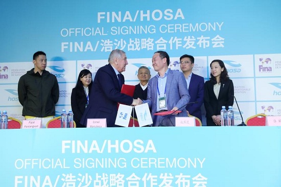 FINA Executive Director Mr Cornel Marculescu and HOSA Chairman Mr Shi Hongliu shake hands at the ceremony held at the Water Cube Press Conference Room in Beijing on March 9, 2018. (Photo provided to chinadaily.com.cn)