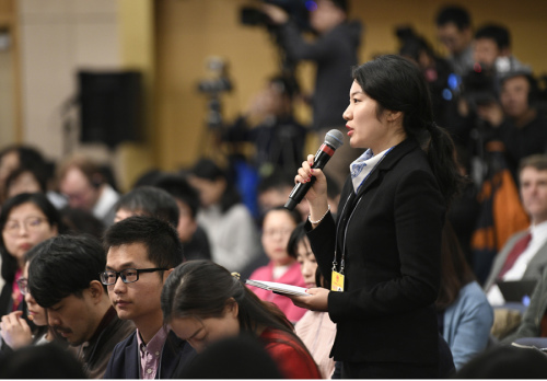 A reporter asks a question during a news conference with Ministry of Commerce officials on Sunday. (Photo/Xinhua)