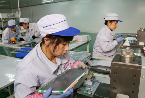 Employees work at a new energy car battery factory in Xingtai, Hebei Province. (Photo/Xinhua)