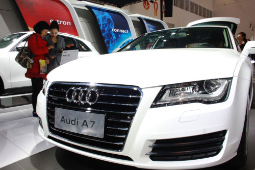 Visitors admire an Audi A7 produced by FAW-Volkswagen Group at an auto show in Haikou, Hainan Province. (Photo provided to China Daily)