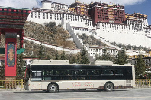 A new energy bus runs in front of Potala Palace in Lhasa, capital city of Southwest China's Tibet autonomous region, March 12, 2018. (Photo by Daqiong/chinadaily.com.cn)