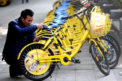 A customer uses an Ofo bike in Luoyang, Henan Province. (Photo by Zhang Yixi/for China Daily)